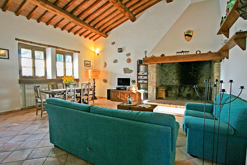 Un soggiorno con mobili in legno, divano e tavolo da caffè.