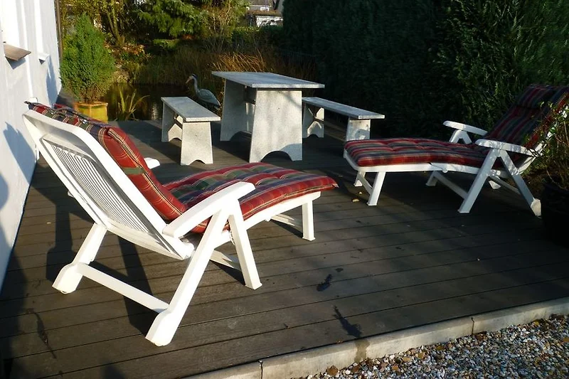 Terras naast het huis bij de vijver