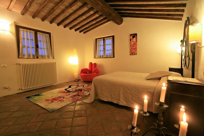 Una confortevole camera da letto con arredi in legno e una luce soffusa.