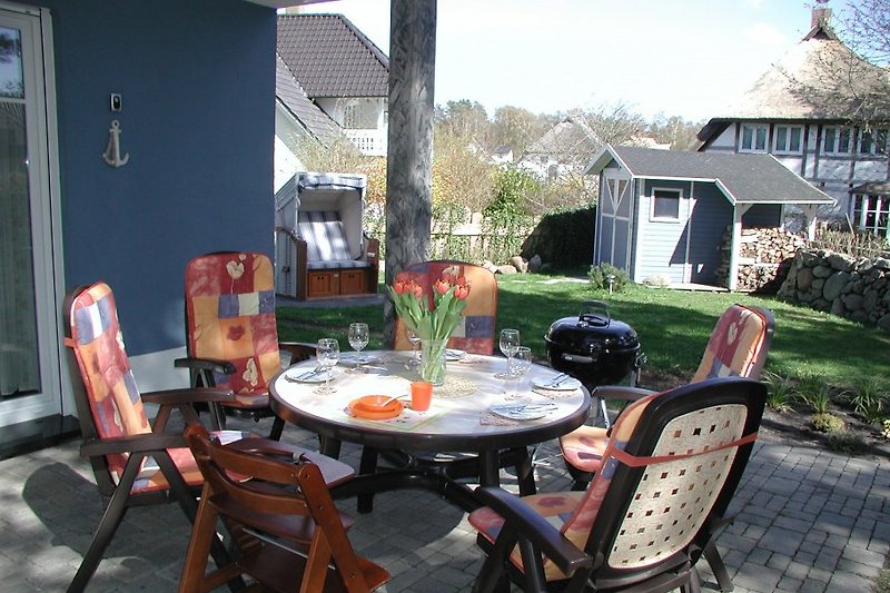Terrasse mit Holzkohlegrill, Gartenhaus mit Kaminholz