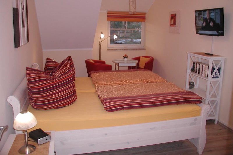 2. Camera da letto con letto matrimoniale (1,8x2m, doghe regolabili), angolo salotto, Smart-TV