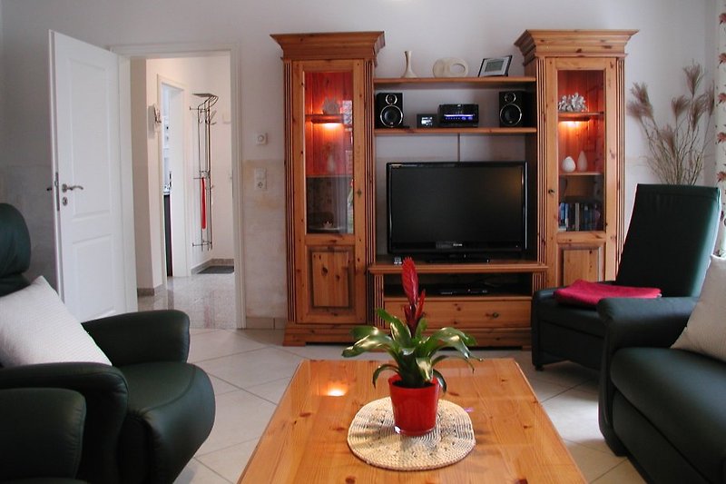 Wohnzimmer mit Smart-TV, Internet-Radio und Kamin