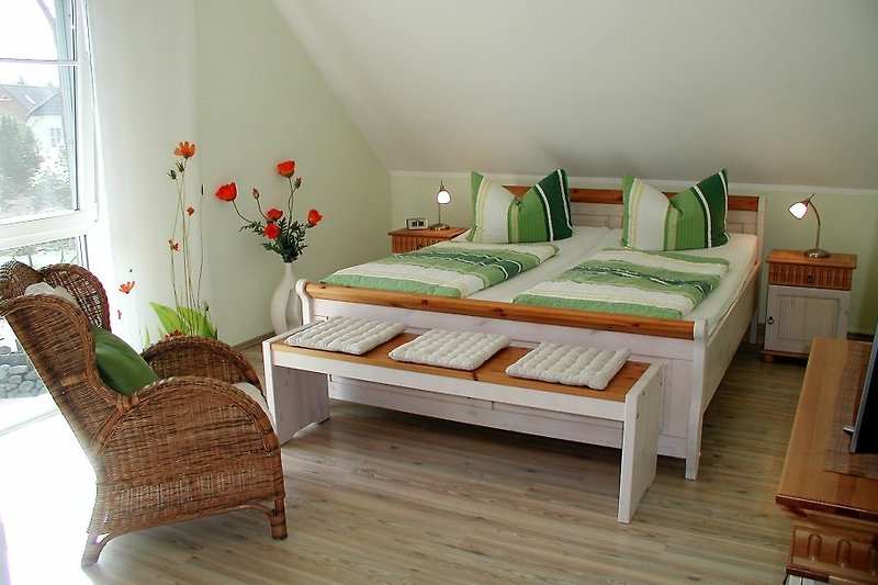 1. Schlafzimmer mit Doppelbett (1,80x2m, verstellb. Lattenroste)