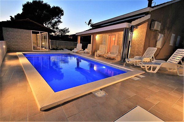 Relaxhaus mit Pool in Kastel Novi - Firma Larus, M. Pazanin