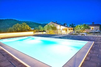 Neues Haus mit Pool, 4 km vom Meer