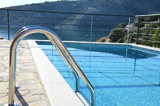Luxus-Villa mit Pool, 20 m zum Meer
