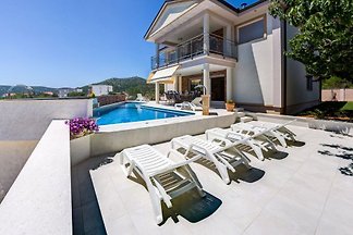 Brandneues Haus mit Pool