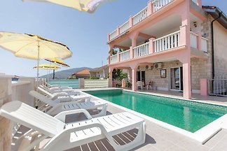 Casa di bilancio con piscina riscaldata