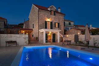 Das alte Steinhaus mit Pool