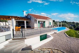 Maison traditionnelle avec piscine