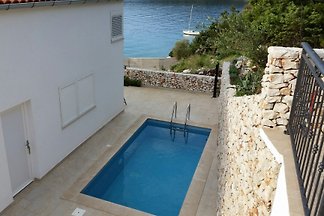 Neues Haus mit Pool, 50 m vom Meer