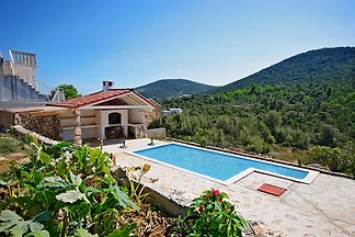 Kleines Haus mit beheiztem Pool