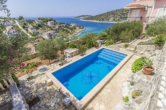 Sehr große Grundstück mit Pool, in der Nähe von Meer