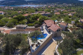 New traditionelles Haus mit Pool