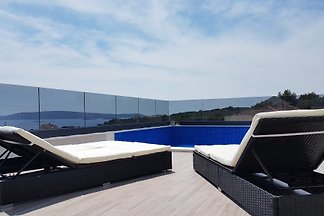Maison neuve avec piscine sur le toit