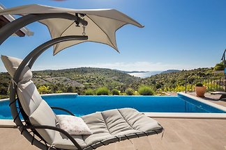 Traditionelles Haus mit Pool