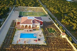 Hacienda mit Pool und Tennisplatz