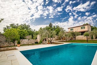 Nuova casa in pietra con piscina