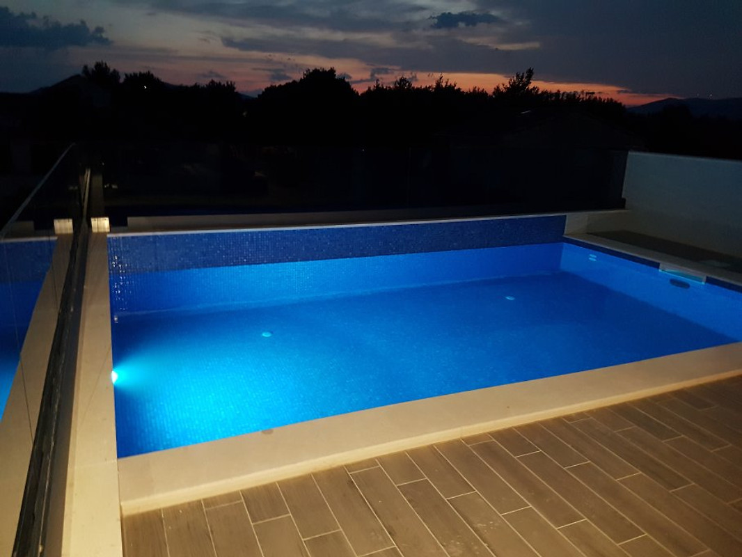 Nuova casa con piscina sul tetto casa vacanze in okrug donji affittare Piscina sul tetto