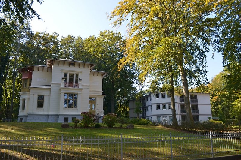 Überblick, links die Villa Schütt