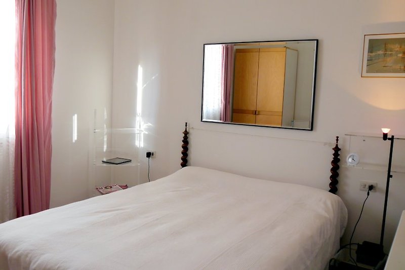 Schlafzimmr 3 mit Doppelbett und kleiner Sitzecke