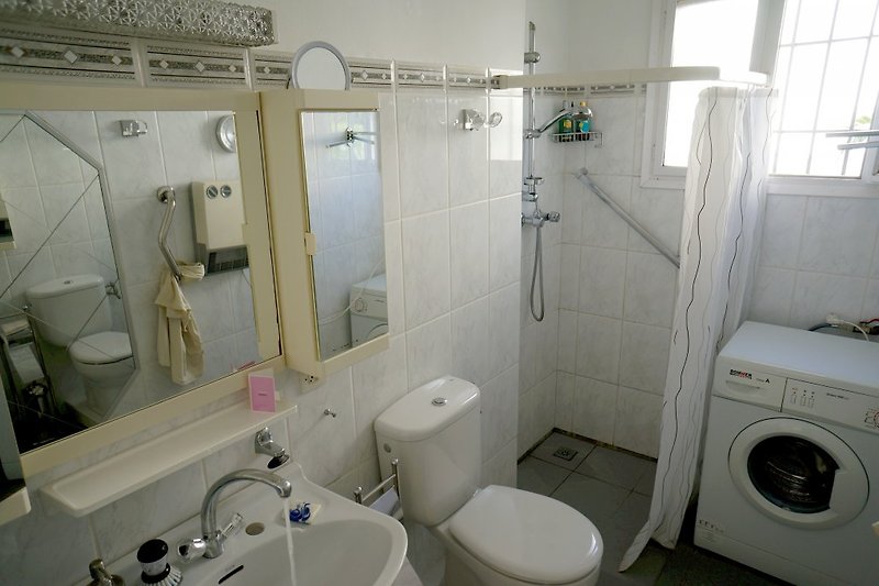 Bad mit begehbarer Dusche, WC und Waschmaschine