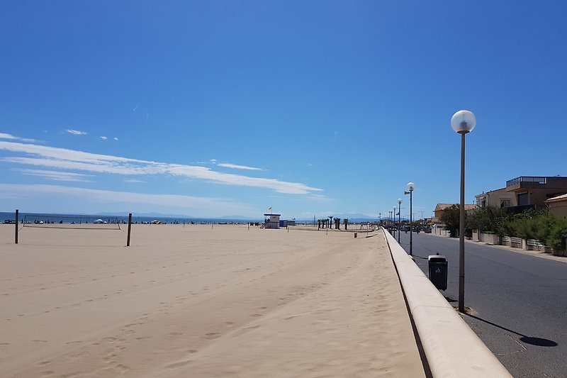 Endloser Strand mit großzügiger Promenade bis zum Yachthafen