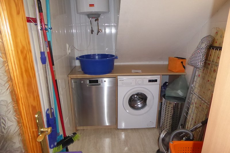 Abstellraum mit Spül- und Waschmaschine