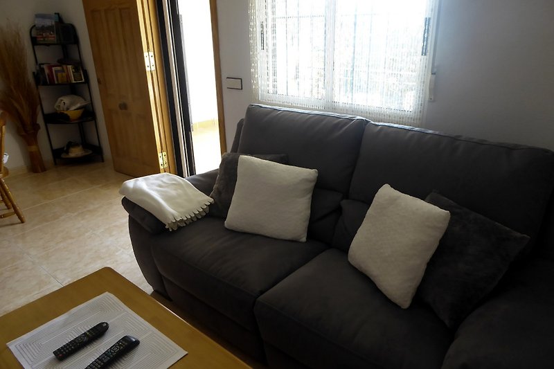Wohnzimmer mit bequemer Couch