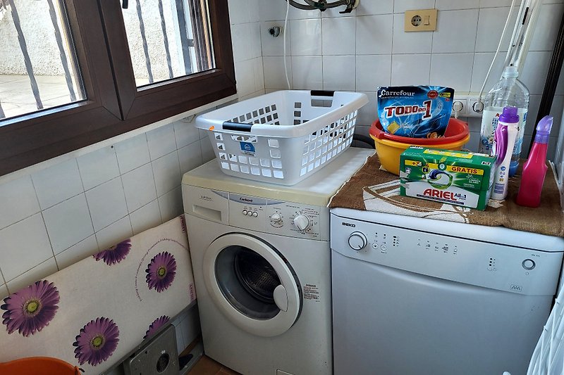 Raum neben der Küche mit Waschmaschine und Geschirrspüler
