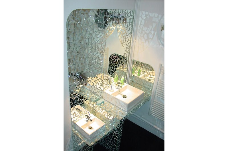 Ein modernes Badezimmer mit stilvollem Design und schöner Beleuchtung.