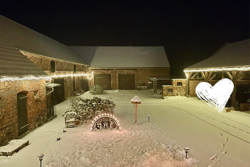 Winterlandschaft mit Schnee, Beleuchtung und Cottage. Perfekt für Winterurlaub!