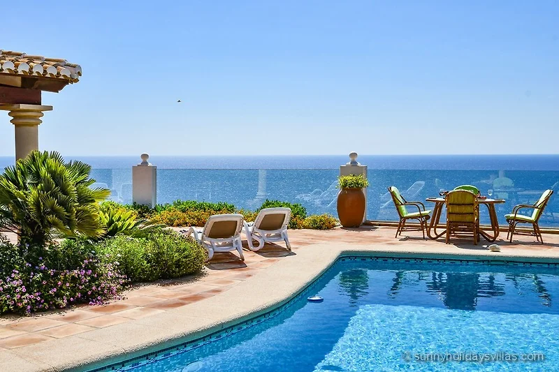 Villa mit Pool, Balkon und tropischen Palmen, ideal für Urlaub.