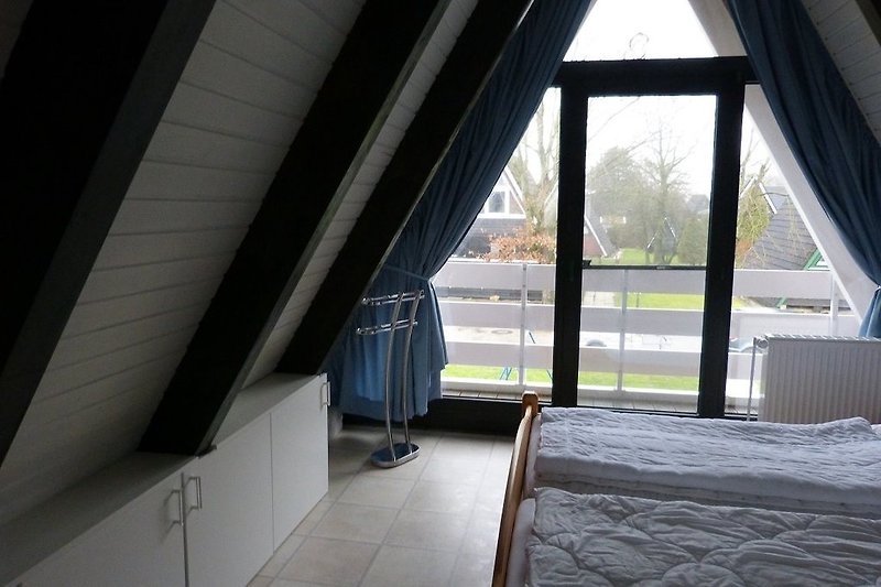 Dormitorio en la planta superior con cama doble de 1,80 x 2,00 m.