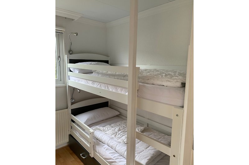 Kinderzimmer mit Etagenbett und 3-türigem Kleiderschrank