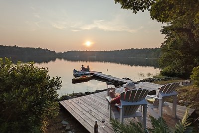 Cabina di legno sul lago