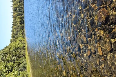 Cabina di legno sul lago