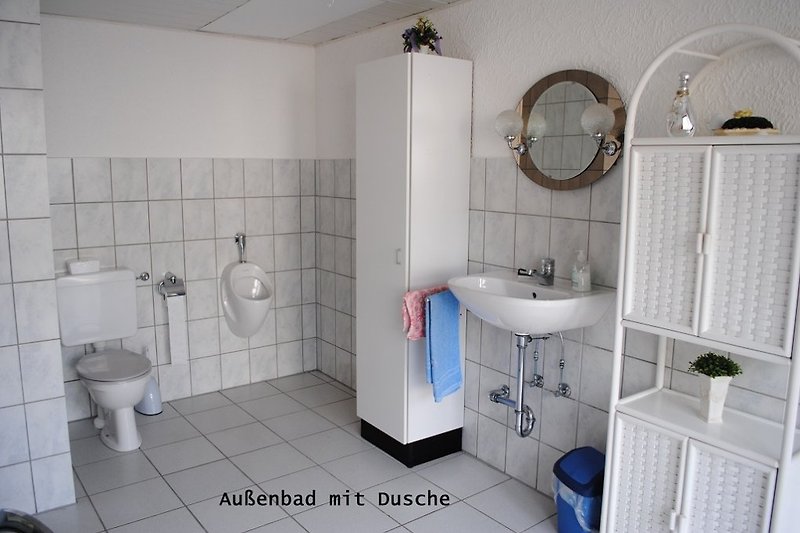 Salle de bain extérieure avec machine à laver et sèche-linge