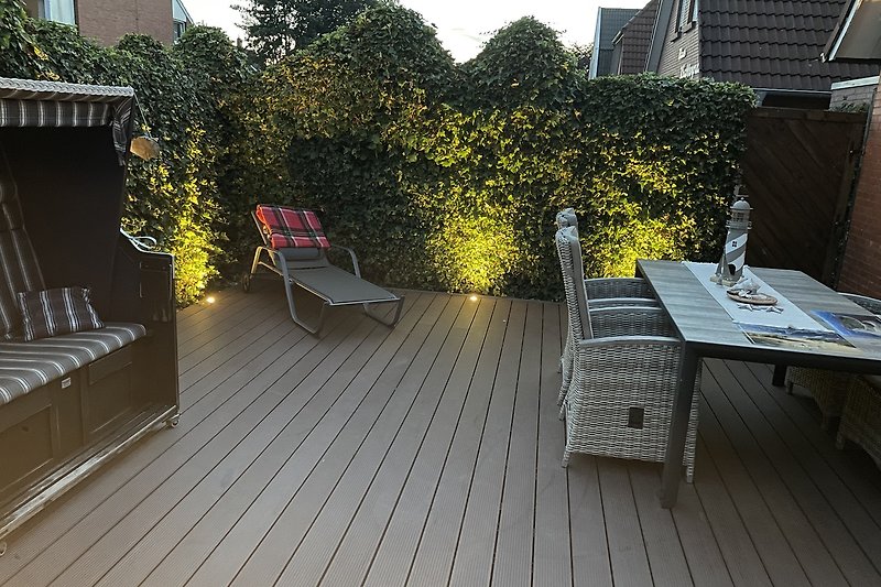 Einladende Terrasse mit  neuem WPC-Boden, neuer Garnitur und Außenbeleuchtung. Perfekt zum Entspannen im Freien.