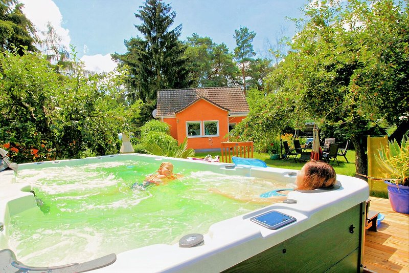 Bade/Schwimm/Wellnessspaß mit Sauna - 8 Monate 34 Grad  warmer Pool