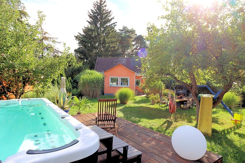 Schönes Ferienhaus mit Pool, Garten und Aussicht auf Wasser und Natur.