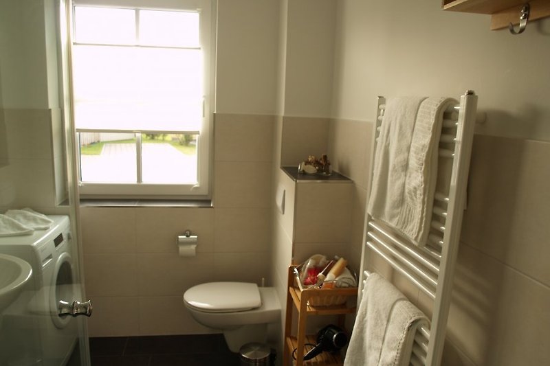 Kupaonica s tušem i radijatorom za ručnike