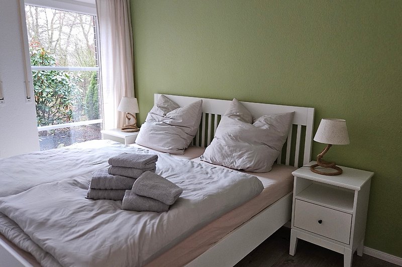 Schlafzimmer mit Doppelbett 180x200