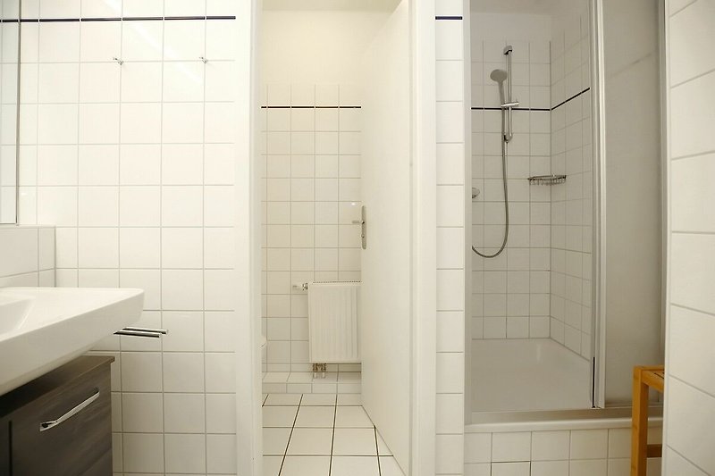 separates WC und Dusche im Badezimmer
