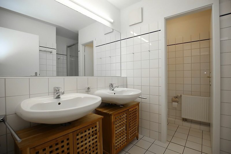 Badezimmer mit separater Toilette