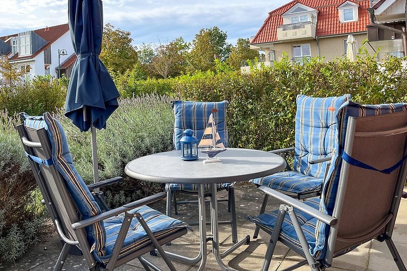 Terrasse mit Gartenmöbeln und Sonnenschirm