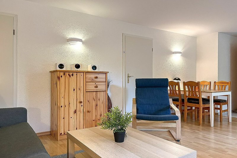 Wohnzimmer mit Sessel und Esstisch