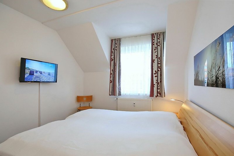 1. Schlafzimmer mit Doppelbett und TV