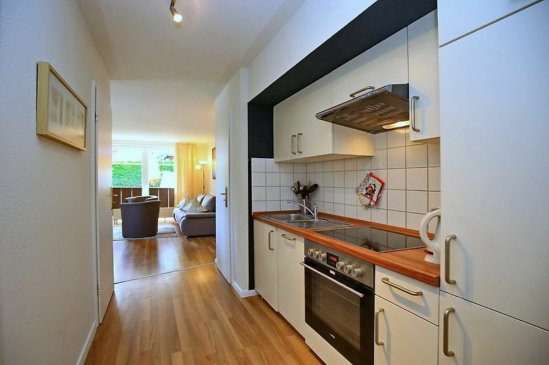 Küchenzeile mit Blick zum Wohnbereich