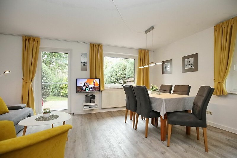 Wohnzimmer mit Essbereich und TV